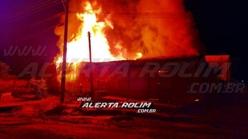 URGENTE - Bar é completamente destruído por incêndio, na Avenida Norte Sul, em Rolim de Moura - Vídeo URGENTE - Bar é completamente destruído por incêndio, na Avenida Norte Sul, em Rolim de Moura - Vídeo