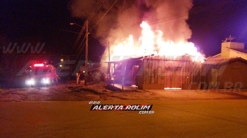 URGENTE - Bar é completamente destruído por incêndio, na Avenida Norte Sul, em Rolim de Moura - Vídeo
