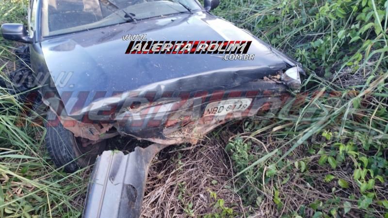 Motorista é socorrido pelos bombeiros, após perder o controle do carro e sair da pista, na RO-479, em Rolim de Moura Motorista é socorrido pelos bombeiros, após perder o controle do carro e sair da pista, na RO-479, em Rolim de Moura