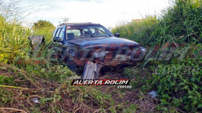 Motorista é socorrido pelos bombeiros, após perder o controle do carro e sair da pista, na RO-479, em Rolim de Moura Motorista é socorrido pelos bombeiros, após perder o controle do carro e sair da pista, na RO-479, em Rolim de Moura