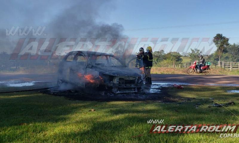 Veículo pega fogo enquanto motorista trafegava pela RO-010, em Rolim de Moura; Veja o vídeo 