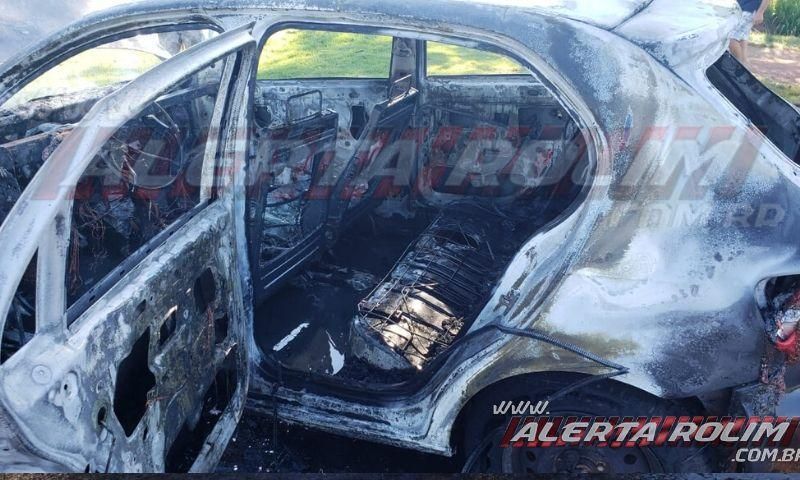 Veículo pega fogo enquanto motorista trafegava pela RO-010, em Rolim de Moura; Veja o vídeo Veículo pega fogo enquanto motorista trafegava pela RO-010, em Rolim de Moura; Veja o vídeo