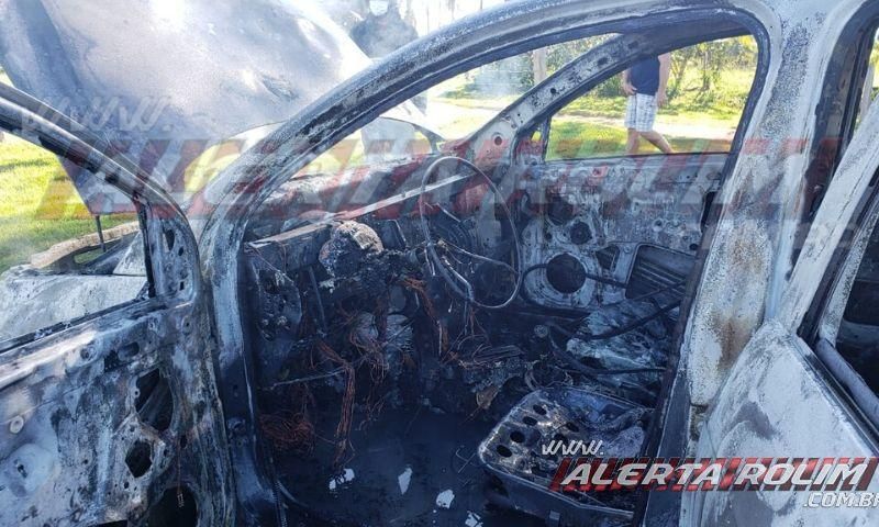 Veículo pega fogo enquanto motorista trafegava pela RO-010, em Rolim de Moura; Veja o vídeo