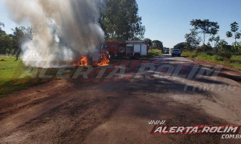 Veículo pega fogo enquanto motorista trafegava pela RO-010, em Rolim de Moura; Veja o vídeo