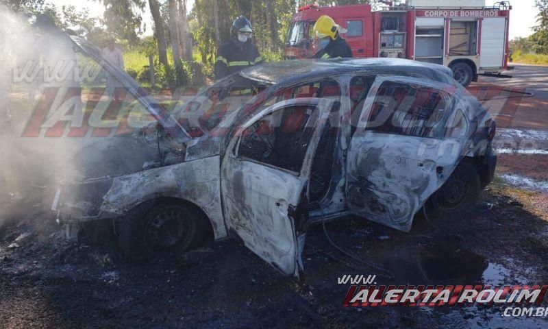 Veículo pega fogo enquanto motorista trafegava pela RO-010, em Rolim de Moura; Veja o vídeo 