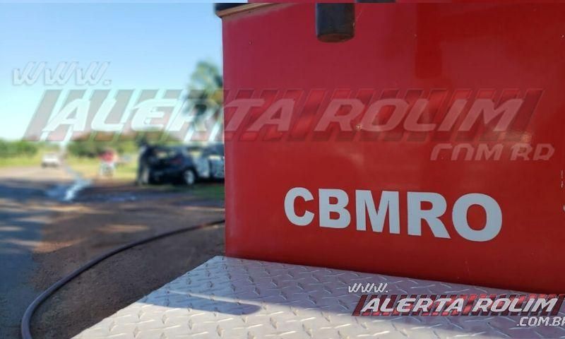 Veículo pega fogo enquanto motorista trafegava pela RO-010, em Rolim de Moura; Veja o vídeo Veículo pega fogo enquanto motorista trafegava pela RO-010, em Rolim de Moura; Veja o vídeo