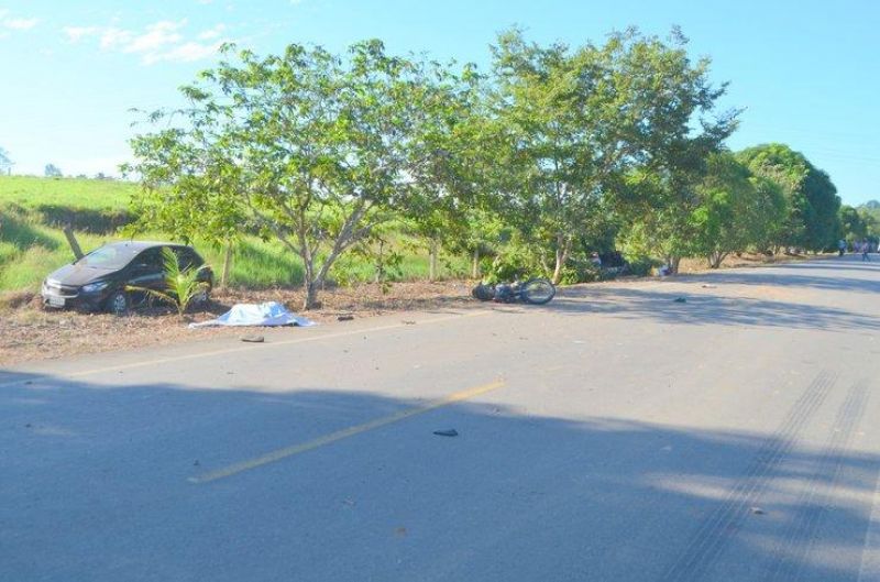 Acidente envolvendo dois automóveis e uma motocicleta deixa uma vítima fatal, em Jaru Acidente envolvendo dois automóveis e uma motocicleta deixa uma vítima fatal, em Jaru