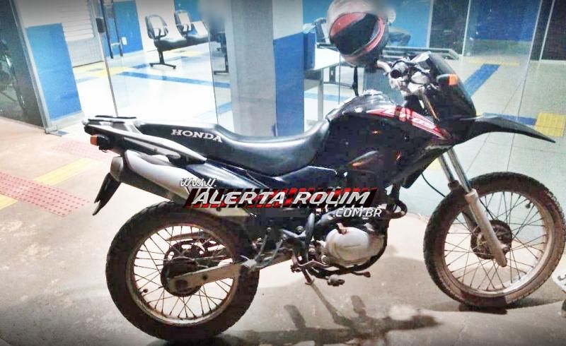 Atualizada – Quatro pessoas da mesma família, acusadas de tráfico de drogas foram presas durante operação realizada pela PM e PC, em Rolim de Moura Atualizada – Quatro pessoas da mesma família, acusadas de tráfico de drogas foram presas durante operação realizada pela PM e PC, em Rolim de Moura