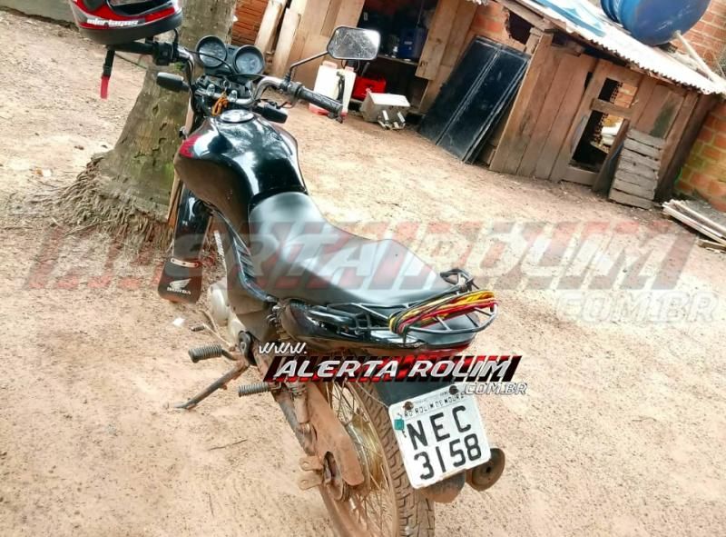 Atualizada – Quatro pessoas da mesma família, acusadas de tráfico de drogas foram presas durante operação realizada pela PM e PC, em Rolim de Moura Atualizada – Quatro pessoas da mesma família, acusadas de tráfico de drogas foram presas durante operação realizada pela PM e PC, em Rolim de Moura