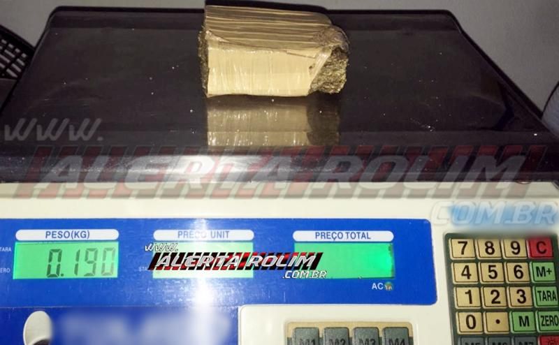 Atualizada – Quatro pessoas da mesma família, acusadas de tráfico de drogas foram presas durante operação realizada pela PM e PC, em Rolim de Moura Atualizada – Quatro pessoas da mesma família, acusadas de tráfico de drogas foram presas durante operação realizada pela PM e PC, em Rolim de Moura