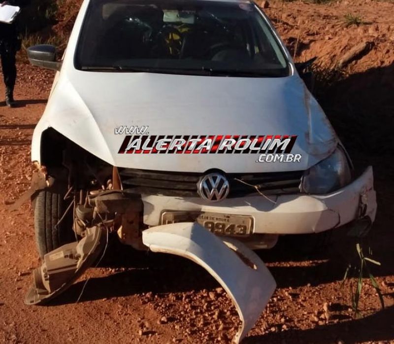 Automóvel capota na Zona Rural de Rolim de Moura; o carro era ocupado por mãe e filho, que saíram ilesos do acidente Automóvel capota na Zona Rural de Rolim de Moura; o carro era ocupado por mãe e filho, que saíram ilesos do acidente
