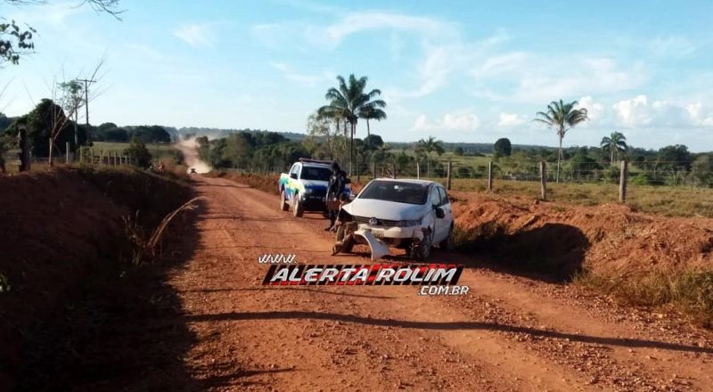 Automóvel capota na Zona Rural de Rolim de Moura; o carro era ocupado por mãe e filho, que saíram ilesos do acidente