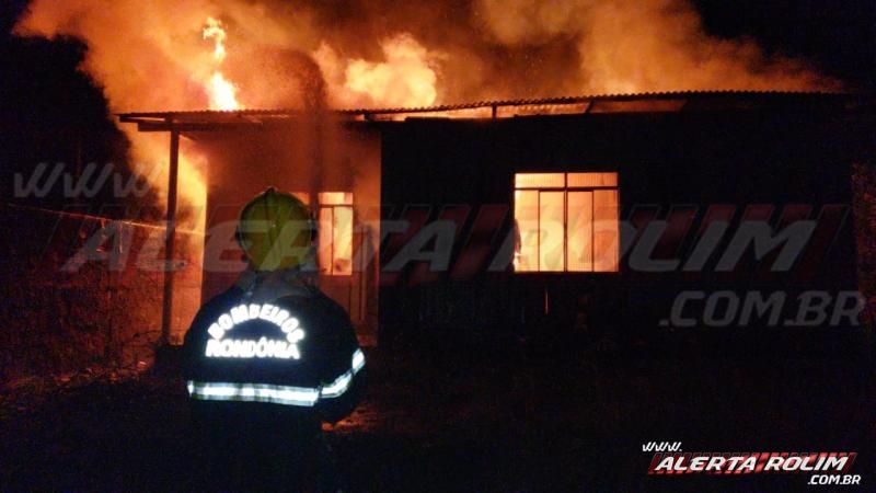Bombeiros combatem incêndio em residência no Bairro Centenário, em Rolim de Moura – Veja o vídeo