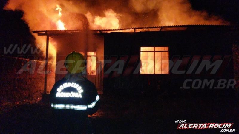 bombeiros-combatem-incendio-em-residencia-no-bairro-centenario-em-rolim-de-moura-veja-o-video-13516-0503c91c1911b0ada1b7532369108a86