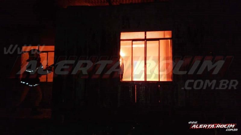 Bombeiros combatem incêndio em residência no Bairro Centenário, em Rolim de Moura – Veja o vídeo Bombeiros combatem incêndio em residência no Bairro Centenário, em Rolim de Moura – Veja o vídeo