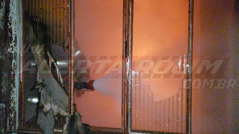 Bombeiros combatem incêndio em residência no Bairro Centenário, em Rolim de Moura – Veja o vídeo Bombeiros combatem incêndio em residência no Bairro Centenário, em Rolim de Moura – Veja o vídeo