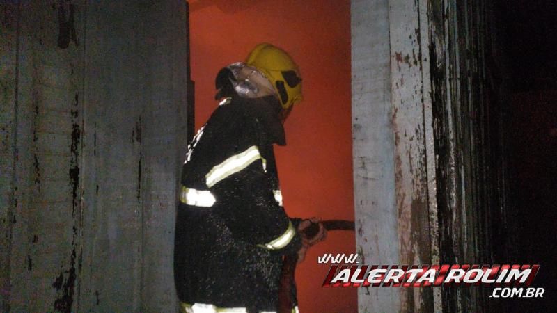 Bombeiros combatem incêndio em residência no Bairro Centenário, em Rolim de Moura – Veja o vídeo Bombeiros combatem incêndio em residência no Bairro Centenário, em Rolim de Moura – Veja o vídeo