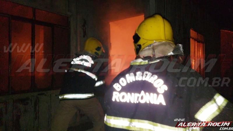 Bombeiros combatem incêndio em residência no Bairro Centenário, em Rolim de Moura – Veja o vídeo Bombeiros combatem incêndio em residência no Bairro Centenário, em Rolim de Moura – Veja o vídeo