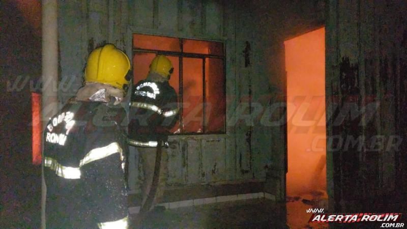 Bombeiros combatem incêndio em residência no Bairro Centenário, em Rolim de Moura – Veja o vídeo