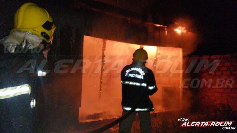 Bombeiros combatem incêndio em residência no Bairro Centenário, em Rolim de Moura – Veja o vídeo Bombeiros combatem incêndio em residência no Bairro Centenário, em Rolim de Moura – Veja o vídeo