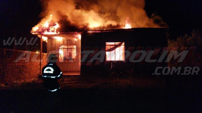 Bombeiros combatem incêndio em residência no Bairro Centenário, em Rolim de Moura – Veja o vídeo