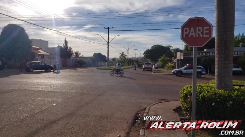 Caminhonete atinge veículo de passeio no Centro da cidade, em Rolim de Moura - Veja o vídeo Caminhonete atinge veículo de passeio no Centro da cidade, em Rolim de Moura - Veja o vídeo
