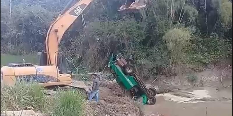 Caminhonete cai em rio após motorista perder o controle da direção, em Alta Floresta do Oeste Caminhonete cai em rio após motorista perder o controle da direção, em Alta Floresta do Oeste