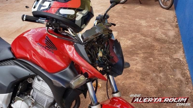 Colisão entre duas motos resulta em três feridos nesta tarde de sexta-feira, em Rolim de Moura - Vídeo Colisão entre duas motos resulta em três feridos nesta tarde de sexta-feira, em Rolim de Moura - Vídeo