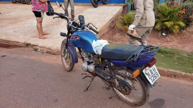 Colisão entre duas motos resulta em três feridos nesta tarde de sexta-feira, em Rolim de Moura - Vídeo Colisão entre duas motos resulta em três feridos nesta tarde de sexta-feira, em Rolim de Moura - Vídeo