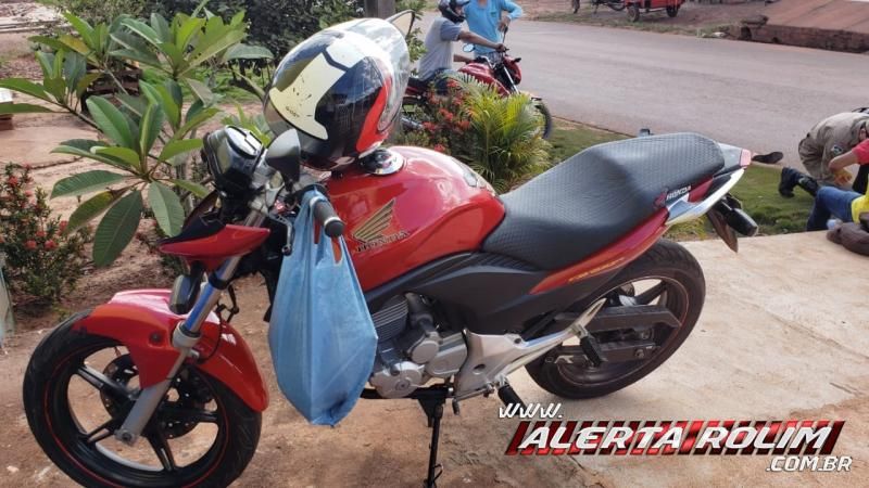 Colisão entre duas motos resulta em três feridos nesta tarde de sexta-feira, em Rolim de Moura - Vídeo Colisão entre duas motos resulta em três feridos nesta tarde de sexta-feira, em Rolim de Moura - Vídeo