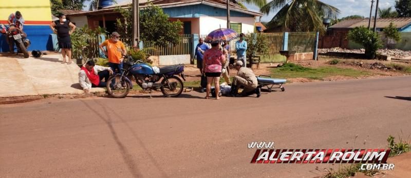 Colisão entre duas motos resulta em três feridos nesta tarde de sexta-feira, em Rolim de Moura - Vídeo Colisão entre duas motos resulta em três feridos nesta tarde de sexta-feira, em Rolim de Moura - Vídeo