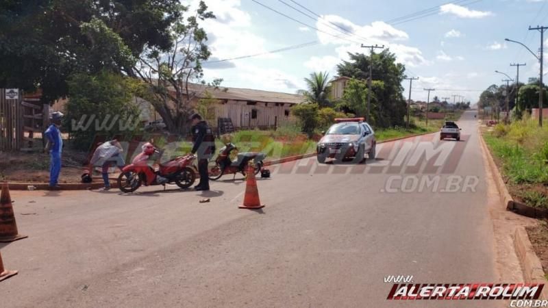 Colisão entre motos na Rua Parnaíba resulta em dois feridos nesta tarde de segunda-feira, em Rolim de Moura – Vídeo Colisão entre motos na Rua Parnaíba resulta em dois feridos nesta tarde de segunda-feira, em Rolim de Moura – Vídeo