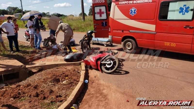 Colisão entre motos na Rua Parnaíba resulta em dois feridos nesta tarde de segunda-feira, em Rolim de Moura – Vídeo Colisão entre motos na Rua Parnaíba resulta em dois feridos nesta tarde de segunda-feira, em Rolim de Moura – Vídeo