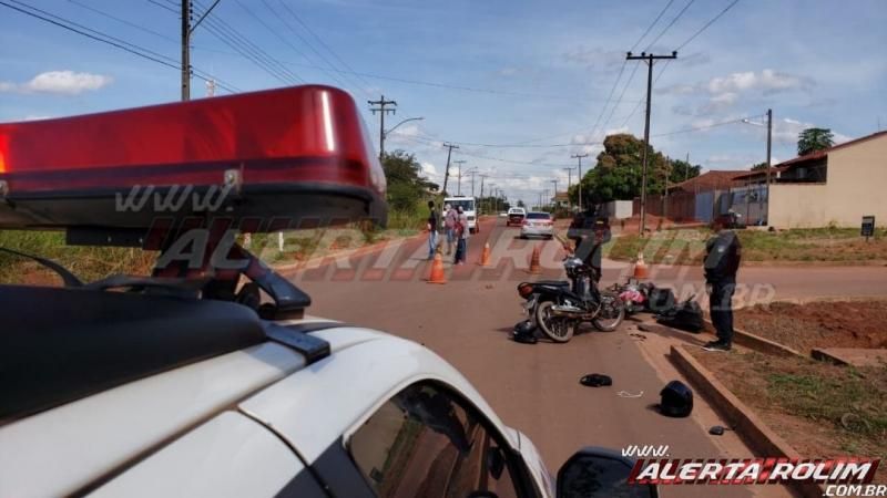 Colisão entre motos na Rua Parnaíba resulta em dois feridos nesta tarde de segunda-feira, em Rolim de Moura – Vídeo Colisão entre motos na Rua Parnaíba resulta em dois feridos nesta tarde de segunda-feira, em Rolim de Moura – Vídeo