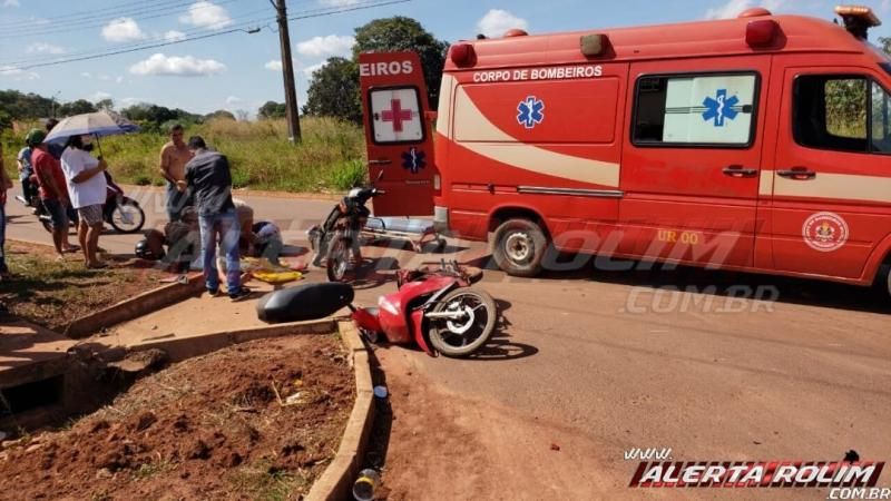 Colisão entre motos na Rua Parnaíba resulta em dois feridos nesta tarde de segunda-feira, em Rolim de Moura – Vídeo Colisão entre motos na Rua Parnaíba resulta em dois feridos nesta tarde de segunda-feira, em Rolim de Moura – Vídeo