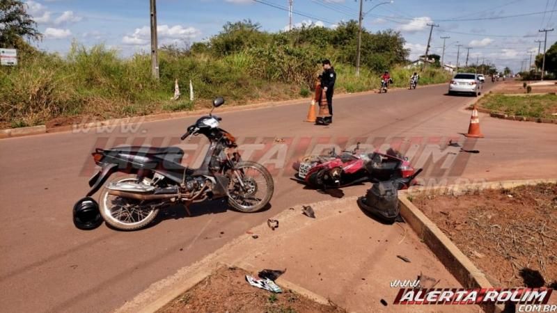 Colisão entre motos na Rua Parnaíba resulta em dois feridos nesta tarde de segunda-feira, em Rolim de Moura – Vídeo Colisão entre motos na Rua Parnaíba resulta em dois feridos nesta tarde de segunda-feira, em Rolim de Moura – Vídeo