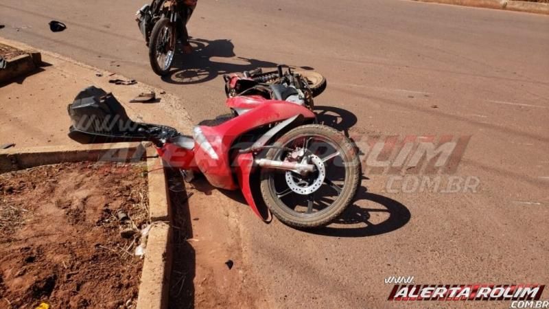 Colisão entre motos na Rua Parnaíba resulta em dois feridos nesta tarde de segunda-feira, em Rolim de Moura – Vídeo Colisão entre motos na Rua Parnaíba resulta em dois feridos nesta tarde de segunda-feira, em Rolim de Moura – Vídeo