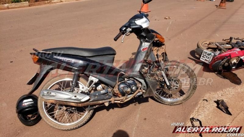 Colisão entre motos na Rua Parnaíba resulta em dois feridos nesta tarde de segunda-feira, em Rolim de Moura – Vídeo Colisão entre motos na Rua Parnaíba resulta em dois feridos nesta tarde de segunda-feira, em Rolim de Moura – Vídeo