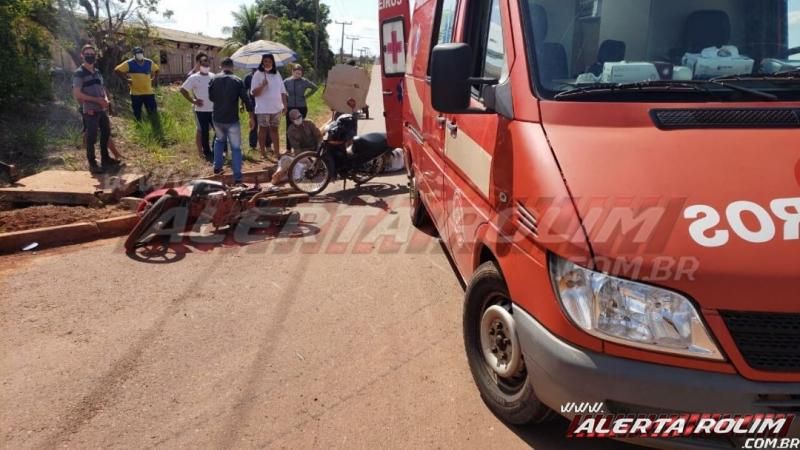 Colisão entre motos na Rua Parnaíba resulta em dois feridos nesta tarde de segunda-feira, em Rolim de Moura – Vídeo Colisão entre motos na Rua Parnaíba resulta em dois feridos nesta tarde de segunda-feira, em Rolim de Moura – Vídeo
