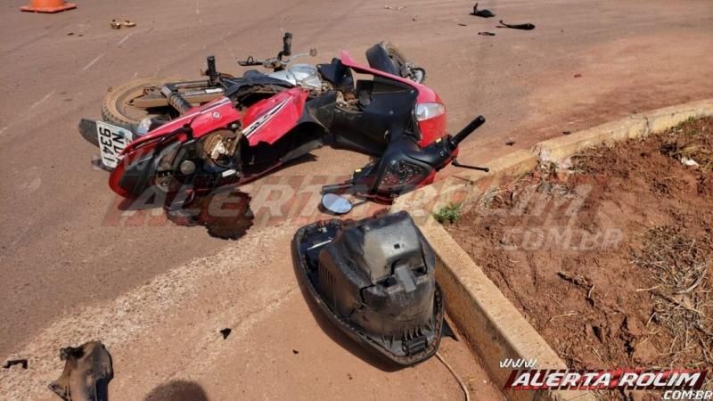 Colisão entre motos na Rua Parnaíba resulta em dois feridos nesta tarde de segunda-feira, em Rolim de Moura – Vídeo Colisão entre motos na Rua Parnaíba resulta em dois feridos nesta tarde de segunda-feira, em Rolim de Moura – Vídeo