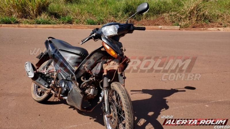 Colisão entre motos na Rua Parnaíba resulta em dois feridos nesta tarde de segunda-feira, em Rolim de Moura – Vídeo Colisão entre motos na Rua Parnaíba resulta em dois feridos nesta tarde de segunda-feira, em Rolim de Moura – Vídeo