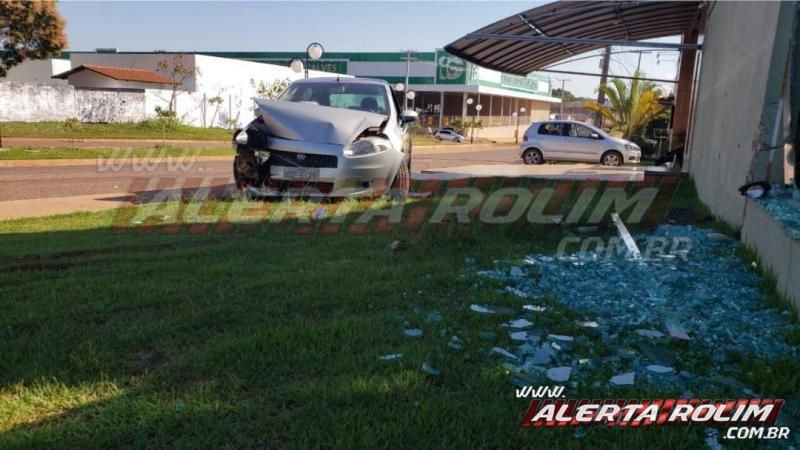 Condutor de carro bate em muro de residência após ser atingido por motocicleta, em Rolim de Moura – Vídeo Condutor de carro bate em muro de residência após ser atingido por motocicleta, em Rolim de Moura – Vídeo