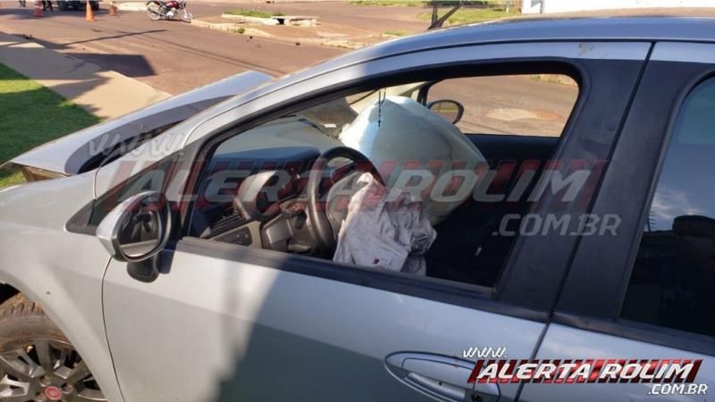 Condutor de carro bate em muro de residência após ser atingido por motocicleta, em Rolim de Moura – Vídeo Condutor de carro bate em muro de residência após ser atingido por motocicleta, em Rolim de Moura – Vídeo