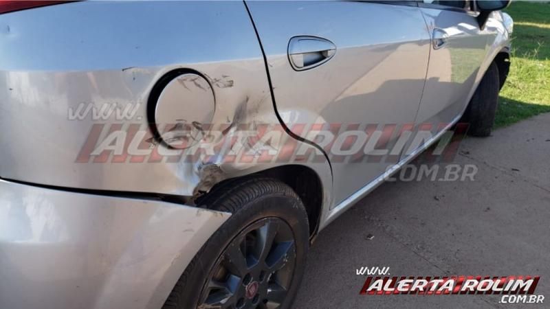 Condutor de carro bate em muro de residência após ser atingido por motocicleta, em Rolim de Moura – Vídeo Condutor de carro bate em muro de residência após ser atingido por motocicleta, em Rolim de Moura – Vídeo