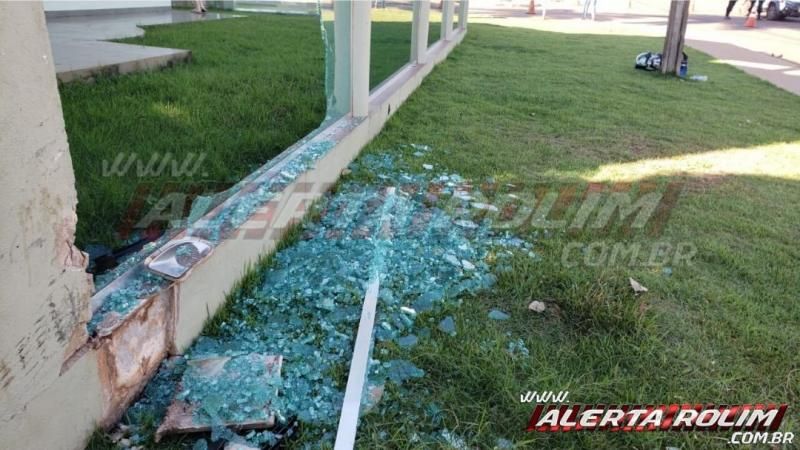 Condutor de carro bate em muro de residência após ser atingido por motocicleta, em Rolim de Moura – Vídeo Condutor de carro bate em muro de residência após ser atingido por motocicleta, em Rolim de Moura – Vídeo