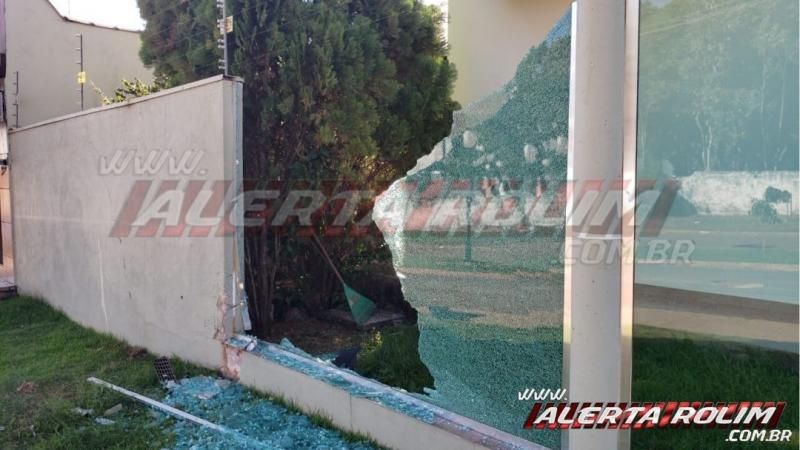 Condutor de carro bate em muro de residência após ser atingido por motocicleta, em Rolim de Moura – Vídeo Condutor de carro bate em muro de residência após ser atingido por motocicleta, em Rolim de Moura – Vídeo