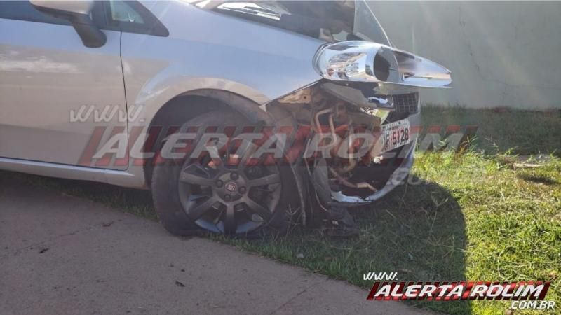 Condutor de carro bate em muro de residência após ser atingido por motocicleta, em Rolim de Moura – Vídeo Condutor de carro bate em muro de residência após ser atingido por motocicleta, em Rolim de Moura – Vídeo