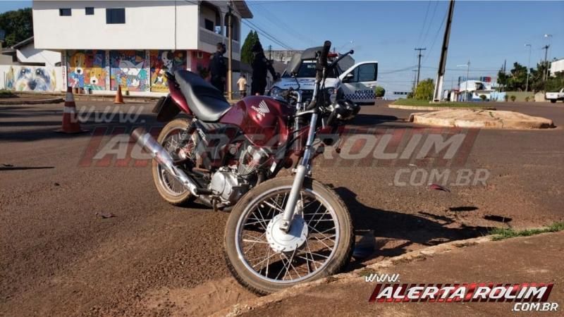 Condutor de carro bate em muro de residência após ser atingido por motocicleta, em Rolim de Moura – Vídeo Condutor de carro bate em muro de residência após ser atingido por motocicleta, em Rolim de Moura – Vídeo