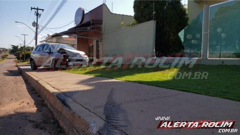 Condutor de carro bate em muro de residência após ser atingido por motocicleta, em Rolim de Moura – Vídeo Condutor de carro bate em muro de residência após ser atingido por motocicleta, em Rolim de Moura – Vídeo