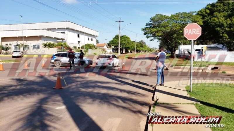 Condutor de carro bate em muro de residência após ser atingido por motocicleta, em Rolim de Moura – Vídeo Condutor de carro bate em muro de residência após ser atingido por motocicleta, em Rolim de Moura – Vídeo